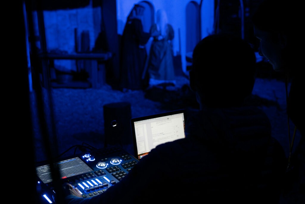 La régie avec le spectacle en fond La régie avec le spectacle en fond