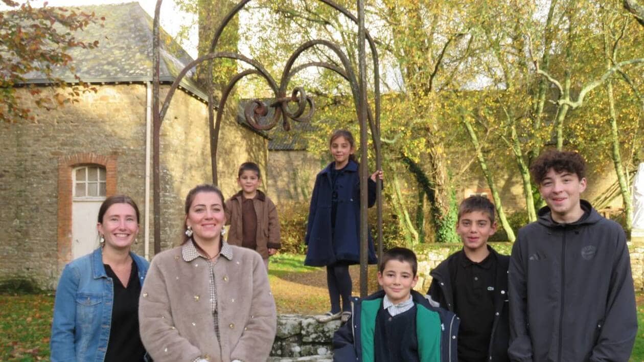 Adem, Nathalie, Meran, Enes, Metin, Azra et Ayaz entrent dans la troupe et vont pouvoir répéter en famille. Ils prennent la pose avec Adeline Guezel (à gauche), la présidente de l’association de la Crèche vivante, de Sainte-Anne-d’Auray (Morbihan).